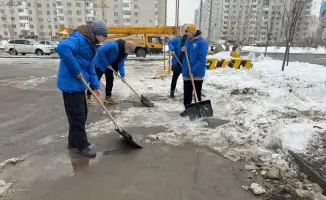 В Астане волонтеры раздают горячий чай и баурсаки работникам коммунальных служб