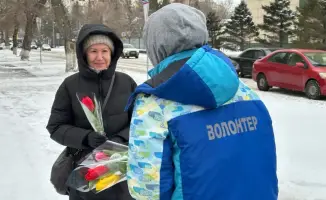 «Көктем шуағы»: в Астане волонтеры раздали женщинам цветы