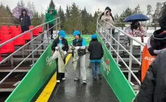 Волонтеры Алматы проводят уборку на площади Астана в рамках экоакции после концерта