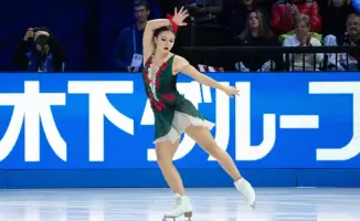 Софья Самоделкина готовится к произвольной программе на чемпионате мира по фигурному катанию в Праге