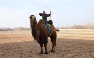 Установленный мировой рекорд по стрельбе с верблюда на ипподроме Алматы поднимает интерес к казахским традициям и спорту