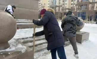 Экологическая инициатива в Астане: уборка территории монумента «Қазақ еліне мың алғыс»