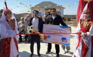 Ключи к новой жизни: в Туркестане матери-одиночке подарили собственное жилье