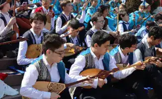 Массовый флешмоб из 11 тысяч домбристов в Алматы укрепляет культурные ценности на празднике Наурыз