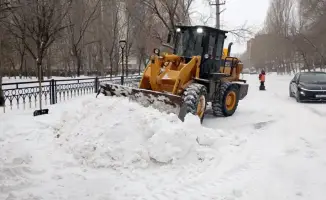 Снежный шквал: Астана очищает дороги от зимней метели