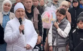 Молодежь Туркестана вручила ключи от нового дома многодетной семье в месяц Рамазан