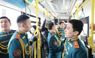 Праздничная акция мужского хора Нацгвардии: музыкальное поздравление женщин столицы к Международному женскому дню