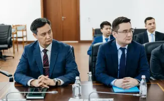 Аким Атырауской области Серик Шапкенов поздравил Нурпеиса Макашева с 80-летием на торжественном мероприятии