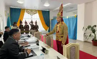 Житель Есика в костюме 'Золотого человека' на референдуме: символ национального наследия и гражданской активности