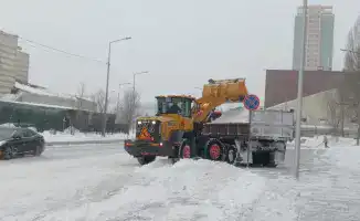 Коммунальные службы Астаны активно работают над уборкой снега, вывозя более 63 тысяч кубометров за ночь