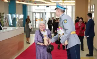 Алматы отметил День благодарности концертом для педагогов