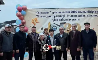 Выпускники школы в Шардаре оказывают помощь многодетной семье, подарив дом