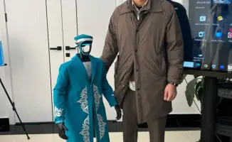 Робот в казахском костюме на референдуме: почему?