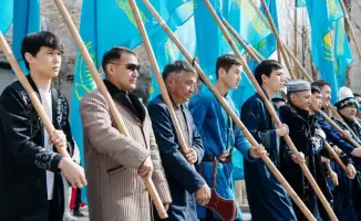 Празднование Дня национальной одежды в Казахстане: около 5 000 атыраусцев участвуют в параде