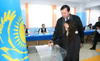 Асхат Шахаров, аким Актюбинской области, участвует в республиканском референдуме по новой Конституции Казахстана