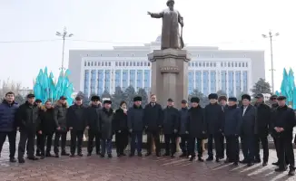 Жамбыл Жабаев: цветы и память в сердце Тараза