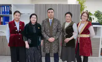 Туркестанские госслужащие в национальной одежде на работе