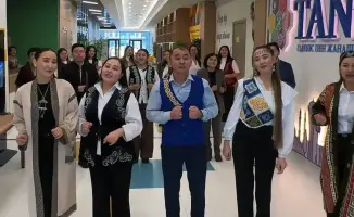 В Астане педагоги отмечают День благодарности, запуская новый тренд доброты и признательности