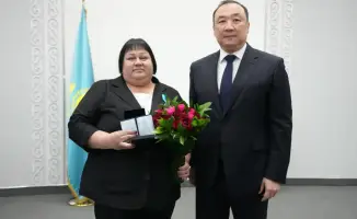 Награждение Валентины Сергеевны медалью «Ерен еңбегі үшін» подчеркивает важность женского лидерства в дорожной отрасли