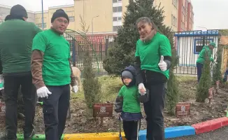 Дети с родителями высадили именные деревья в Алматы в рамках экоинициативы «Таза Қазақстан»