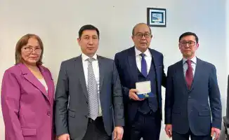 Награждение заместителя директора Департамента бюджетного кредитования медалью Еңбек ардагері за вклад в финансовую систему