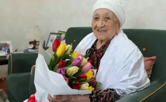 Аким области Ербол Карашукеев поздравил труженицу тыла и ветерана труда с Международным женским днем