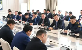 Алматы: дороги ждут ремонта, полиция на чеку!