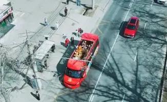 Музыкальный автобус в Алматы: как этноансамбль объединил горожан в праздновании Наурыза