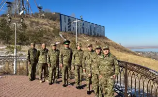 Прекрасная женщина, находящая язык с природой