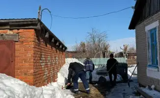 В Алтынсаринском районе активисты провели акцию «Снежный десант» по благоустройству территорий