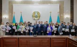 Аким области вручил государственные награды жителям региона в честь новой Конституции