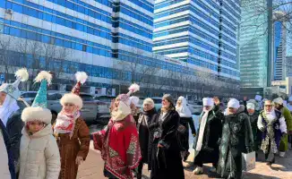 Шествие пенсионеров в национальных костюмах в Астане