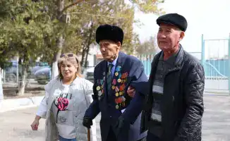 103-летний ветеран Алим Кебиров голосует на референдуме в Уйгурском районе
