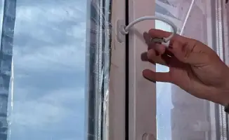 Спасатели предупреждают астанчан об опасности выпадения детей из окон