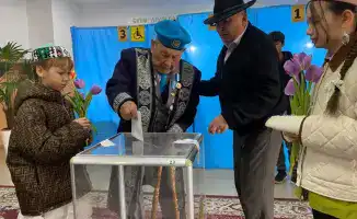 102-летний ветеран Великой Отечественной войны проголосовал на референдуме вместе с правнуком