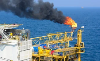 Иран угрожает авиаударами по нефтяным объектам в Персии