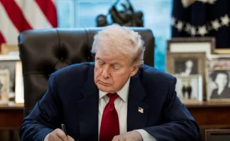 Трамп ставит свою подпись на долларовых банкнотах США