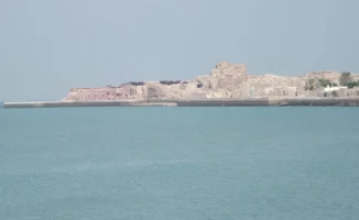 Иран угрожает сжечь любые корабли в Ормузском проливе, заявляет советник КСИР