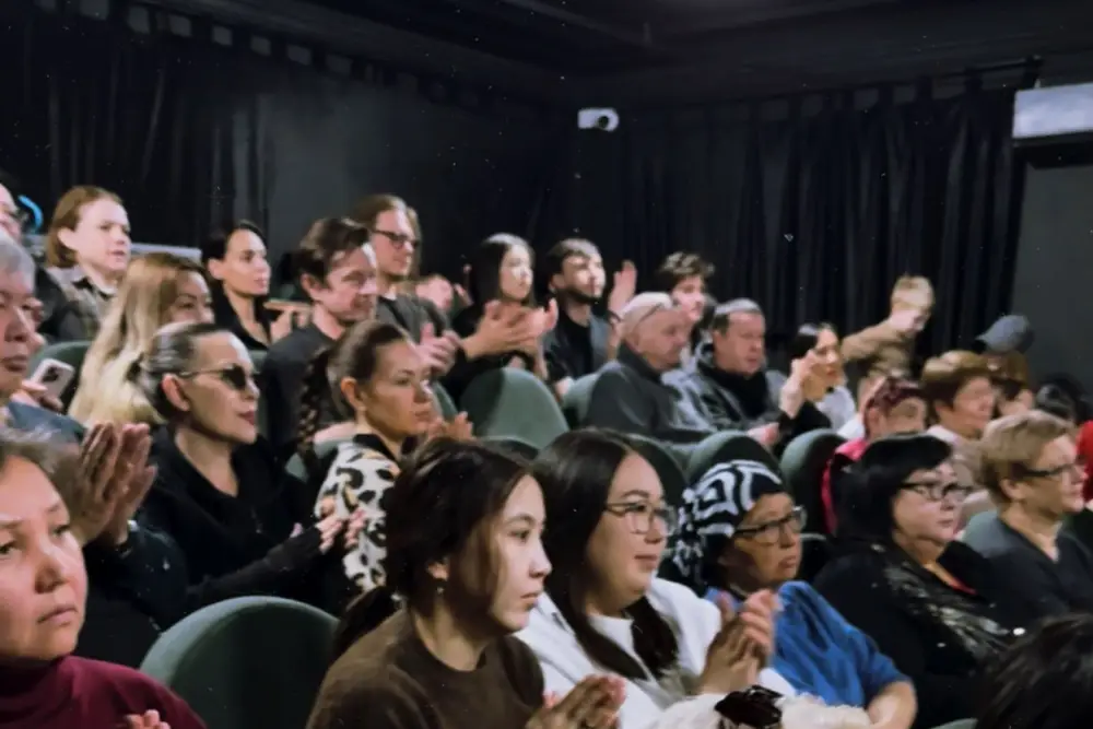 Артисты и работники столичного театра обсудили значение новой Конституции Казахстана (3)