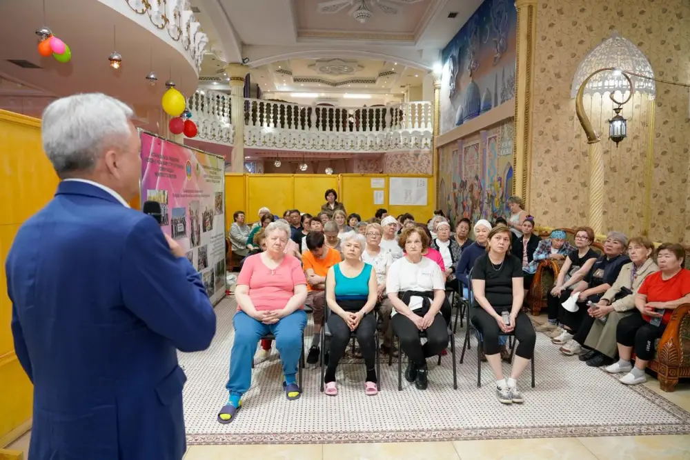 Астане депутат маслихата встретился с пенсионерами (10)