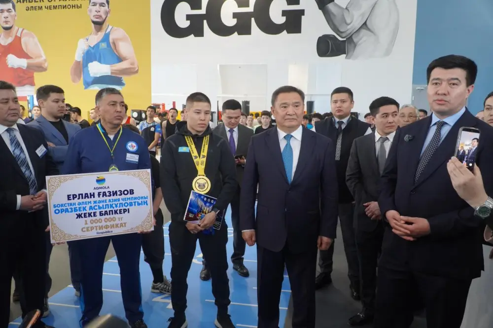 Ключи от квартиры вручили боксеру Оразбеку Асылкулову (3)