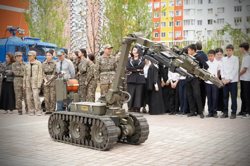 БЕЗОПАСНАЯ ШКОЛА: В ШЫМКЕНТЕ 500 ШКОЛЬНИКОВ ВСТРЕТИЛИСЬ С ГЛАВОЙ ПОЛИЦИИ (5)