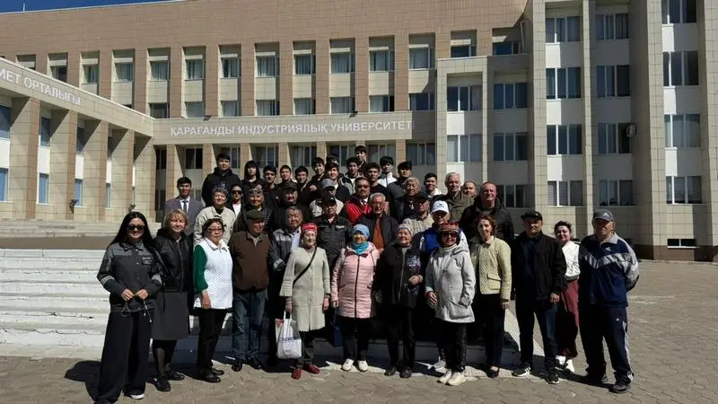 Выпускники и студенты индустриального университета высадили «Аллею поколений» в Темиртау (2)