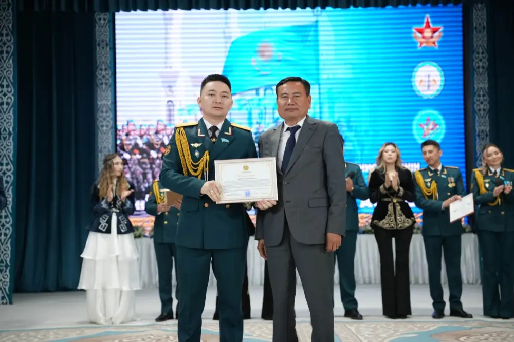 В Жанакоргане военнослужащие Минобороны провели встречи со школьниками и посадили деревья (4)