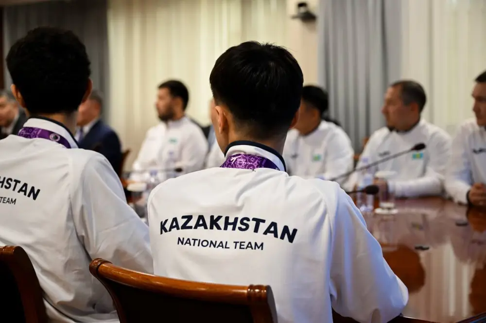 Ербол Мырзабосынов наградил чемпионку мира по таеквондо Айым Серикбаеву (5)