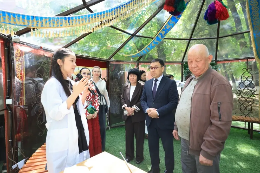 В ШЫМКЕНТЕ ЗАПУСТИЛИ АВТОНОМНУЮ ЭКОЛОГИЧЕСКУЮ ЛАБОРАТОРИЮ ДЛЯ ГОРОДСКОЙ СРЕДЫ (2)