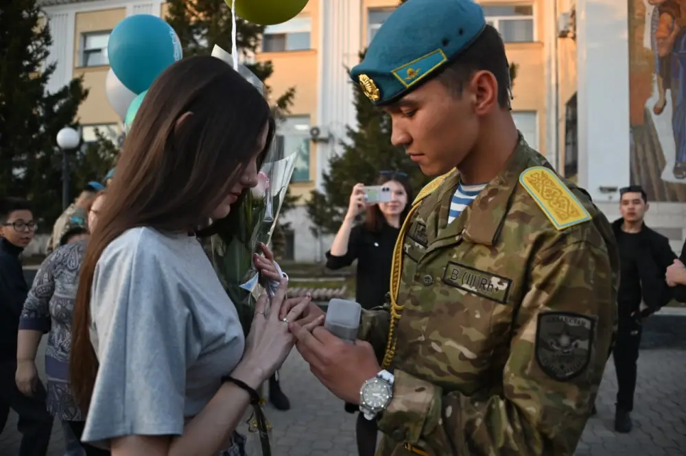 Встреча защитников Родины: на перроне десантник сделал предложение руки и сердца (9)