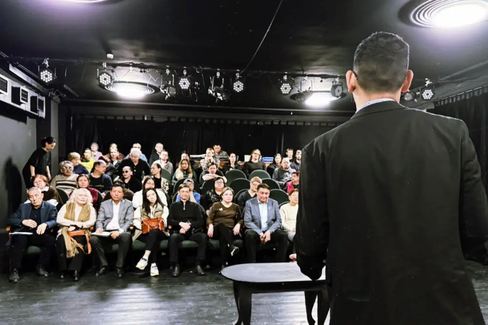 Артисты и работники столичного театра обсудили значение новой Конституции Казахстана (4)