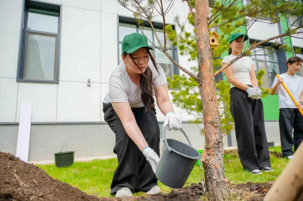 «Таза Казахстан»: выпускники столичных школ приняли участие в акции по посадке деревьев (2)