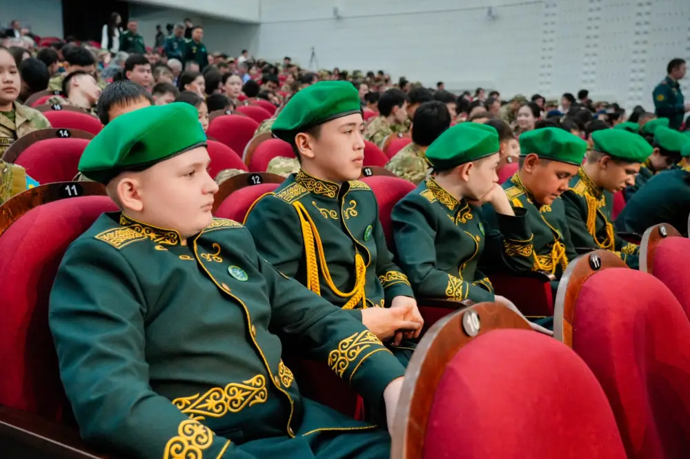 «Защита Родины — дело настоящих мужчин!»: в Астане проводили в армию очередную группу молодых людей (8)